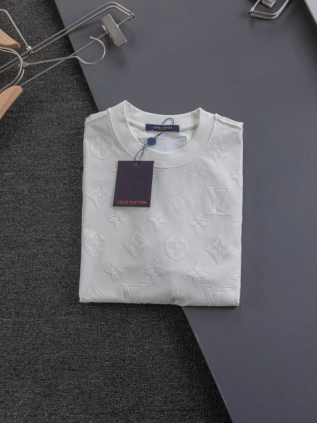 🅿️210 Louis Vuitton Louis Vuitton 1V Lujia slightly wide version S-XL LV25SS new product counter is available at the same time, clover presbyopia letters all over the jacquard large logo letters 🪡 embroidered round neck short-sleeved T-shirt, the same style for men and women! Synchronized with the official website, pure cotton fabrics at the counter! It is close to the skin and comfortable, durable and easy to wear. It has a classic and simple logo design and meticulous original craftsmanship. Short-sleeves, a must-have item for men, are not the same as the general public, but must be unique and eye-catching. This LV short-sleeve is all about quality, comfort, the same shape and fashion as always, including the fabric and cutting process. All efforts have been made! 320 grams of washed pure cotton fabric, pure cotton is breathable, very refreshing and comfortable for daily wear. The rib knitting on the neckline is smooth and tight, and the neckline will not be skewed if you toss it at will. The loose version, you will find that it looks really good on the upper body. The overall is minimalist and neat, super versatile for daily use! Pair it casually with a pair of pants for a youthful look. A T-shirt will make your outfit crazy. It is a fashionable item that can never go wrong! Black, white, size: S-XL Size chart: S: Shoulder width 50-Bust 54-Length 70 M: Shoulder width 52-Bust 56.5-Length 72 L: Shoulder width 54-Bust 59-Length 74 XL: Shoulder width 56-Bust 61.5-Length 76